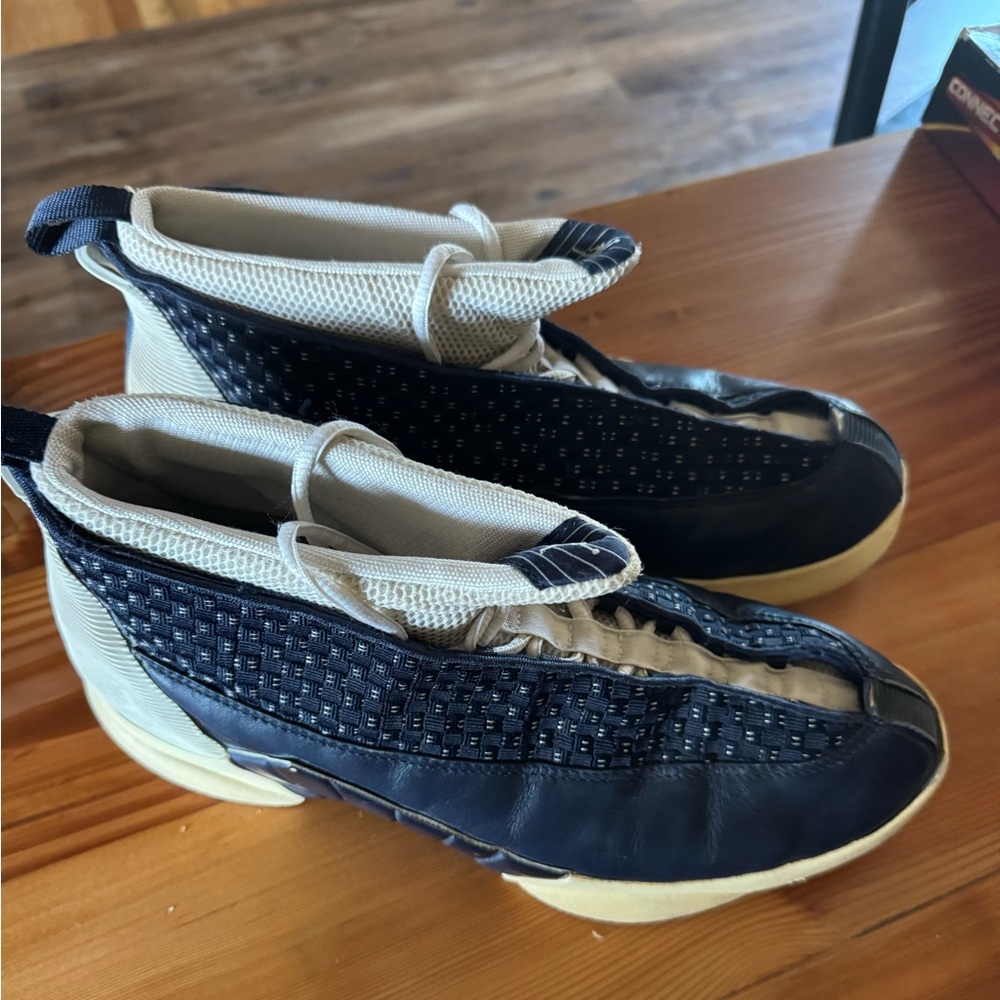 Jordan Retro 15 obsidian Sneakers - Navy and White
Fair condition